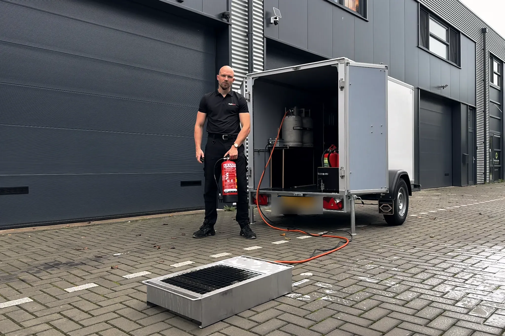 De mobiele trainingsaanhanger van BeginBHV met brandbak en blusmiddelen