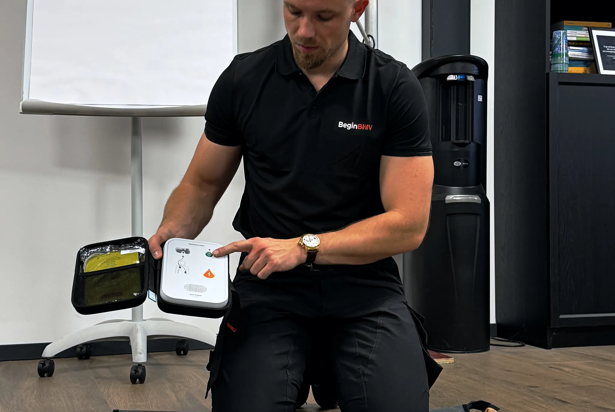 Dennis geeft uitleg tijdens een BHV-training